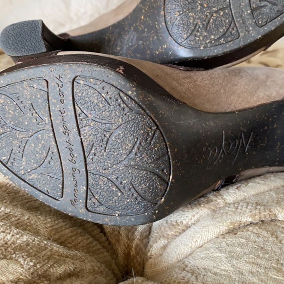 Women’s Naya heels size 9.5 with buckle and tie - Picture 13 of 13